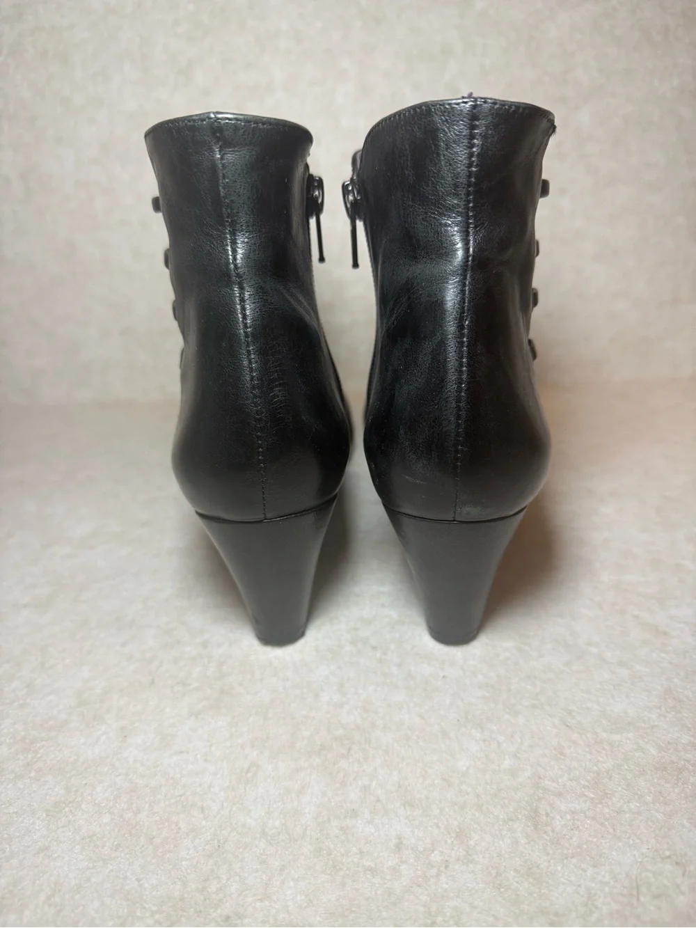Vaneli details side